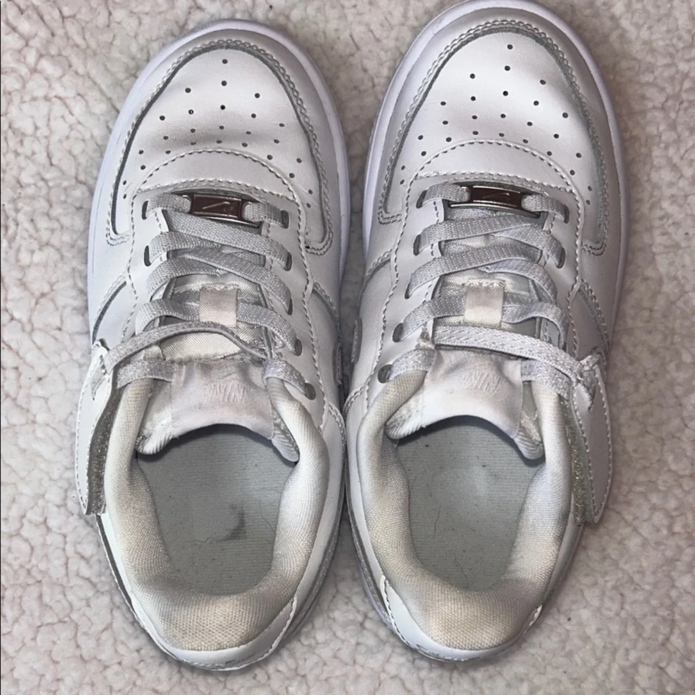 Nike White Sneakers Low-Top Leather Design